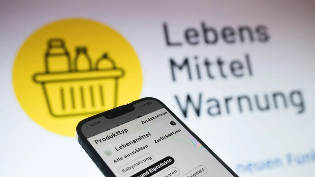„Lebensmittelwarnung.de“-App auf einem Smartphone: ARCHIV - «Lebensmittelwarnung.de» gibt es nicht nur als Webseite, sondern auch als App mit praktischen Push-Nachrichten bei neuen Warnungen. (zu dpa: «Bei Lebensmittelrückrufen immer up to date sein») Foto: Sebastian Gollnow/dpa/dpa-mag - Honorarfrei nur für Bezieher des Dienstes dpa-Magazin +++ dpa-Magazin +++