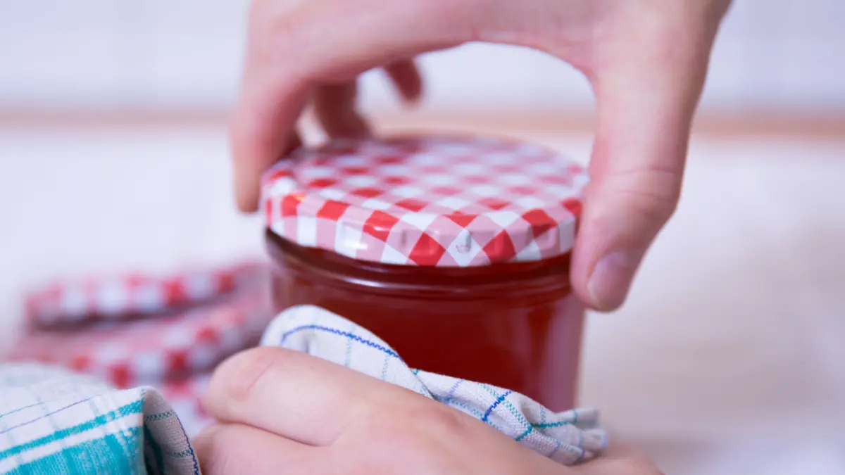 Ob Marmelade, Teelichthalter, Backmischungen – aus gebrauchten Schraubgläsern lassen sich viele Weihnachtsideen zaubern.