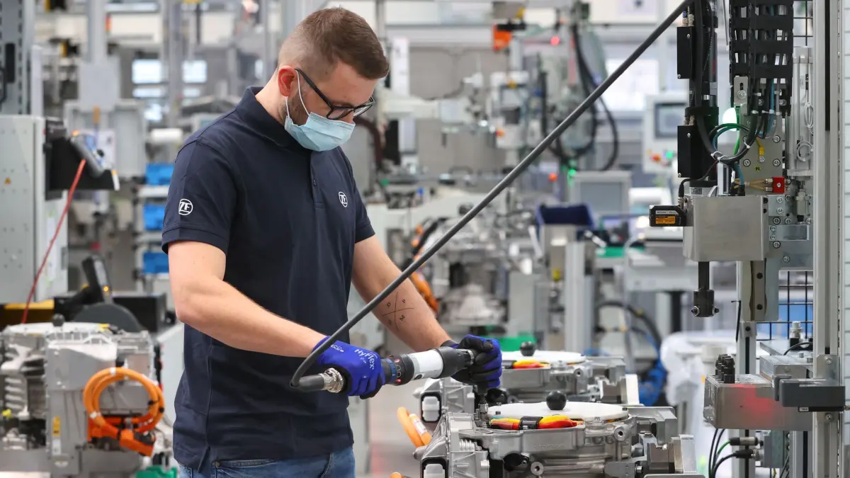 In Sorge: Autozulieferer in Schweinfurt: ARCHIV - 11.03.2022, Bayern, Schweinfurt: Patrick Brembs, Qualitätsfacharbeiter, verschraubt in der Montagehalle für Elektromobilität der ZF Friedrichshafen AG Stator und Phasenkabel an einem Elektromotor. (zu dpa: «Geldspritze für kriselnde Autoregion Schweinfurt») Foto: Karl-Josef Hildenbrand/dpa +++ dpa-Bildfunk +++