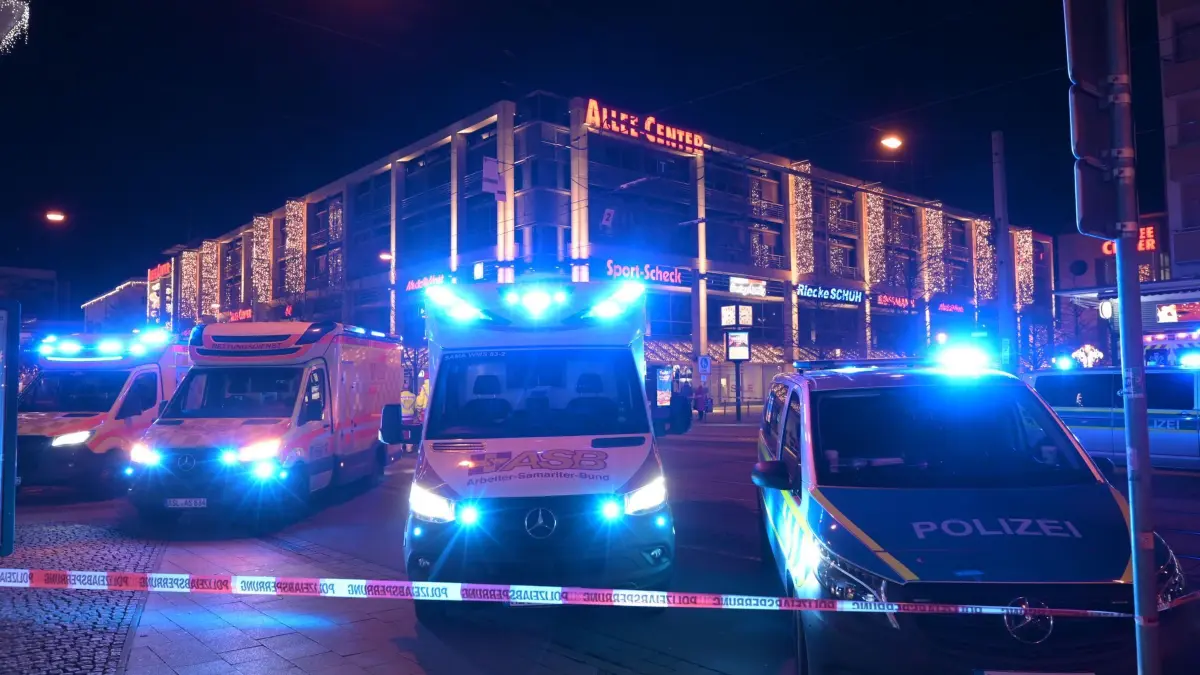 Auto fährt in Menschenmenge auf Magdeburger Weihnachtsmarkt: 20.12.2024, Sachsen-Anhalt, Magdeburg: Einsatzkräfte von Rettungsdiensten, Polizei und Feuerwehr sind im Einsatz auf dem Weihnachtsmarkt in Magdeburg. Auf dem Weihnachtsmarkt in Magdeburg ist ein Autofahrer in eine Menschengruppe gefahren. Foto: Heiko Rebsch/dpa +++ dpa-Bildfunk +++