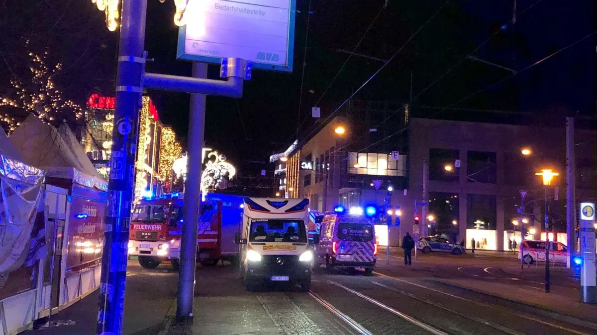 Auto fährt in Menschenmenge auf Magdeburger Weihnachtsmarkt: 20.12.2024, Sachsen-Anhalt, Magdeburg: Einsatzkräfte von Rettungsdiensten , Polizei und Feuerwehr sind im Einsatz auf dem Weihnachtsmarkt in Magdeburg. Auf dem Weihnachtsmarkt in Magdeburg ist ein Autofahrer in eine Menschengruppe gefahren. (Bestmögliche Qualität) Foto: Dörthe Hein/dpa-Zentralbild/dpa +++ dpa-Bildfunk +++