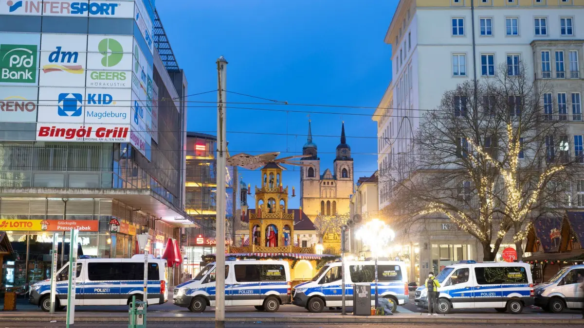 Nach Todesfahrt auf Weihnachtsmarkt in Magdeburg: 21.12.2024, Sachsen-Anhalt, Magdeburg: Polizeifahrzeuge stehen vor dem Eingang zum Weihnachtsmarkt. Auf dem Weihnachtsmarkt in Magdeburg ist ein Autofahrer in eine Menschengruppe gefahren. Foto: Sebastian Kahnert/dpa +++ dpa-Bildfunk +++