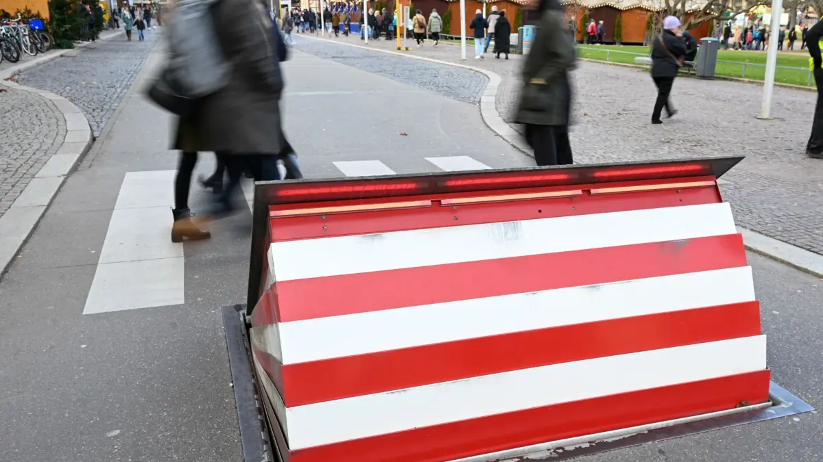 Nach Todesfahrt auf Weihnachtsmarkt in Magdeburg - Stuttgart: 21.12.2024, Baden-Württemberg, Stuttgart: Ein Betonpoller steht auf einer Zufahrtsstraße zum Weihnachtsmarkt in Stuttgart. Nach einer Attacke auf einen Weihnachtsmarkt in Magdeburg wurden die Sicherheitsvorkehrungen verschärft. Foto: Marius Bulling/dpa +++ dpa-Bildfunk +++