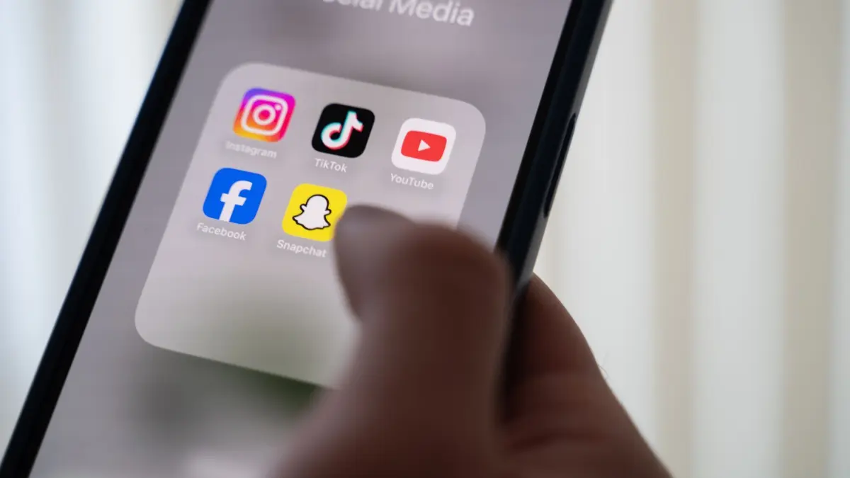 Junge Menschen psychisch stärker belastet als vor Corona: ARCHIV - 24.10.2024, Niedersachsen, Hannover: ILLUSTRATION - Eine Frau hält ein Smartphone, auf dessen Display verschiedene Social Media Apps angezeigt werden. (zu dpa: «Junge Menschen psychisch stärker belastet als vor Corona») Foto: Alicia Windzio/dpa +++ dpa-Bildfunk +++