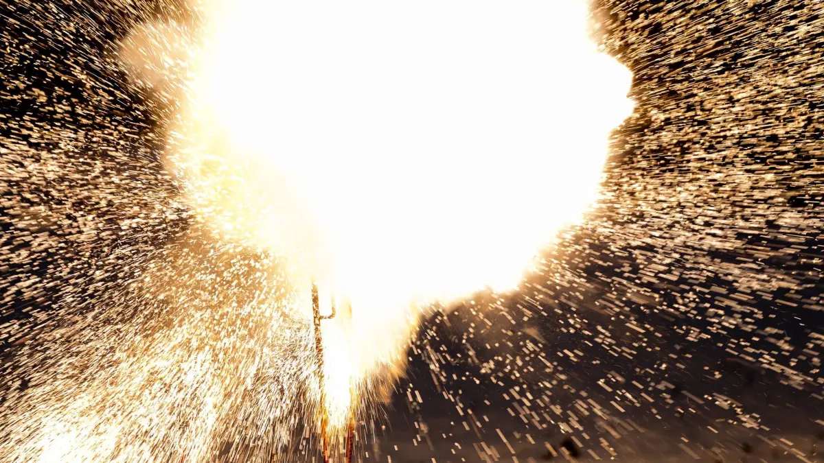 Illustration - Gefahr durch Pyrotechnik: PRODUKTION - 14.12.2022, Brandenburg, Cottbus: Ein Böller der Klasse F4 (Großfeuerwerk) explodiert bei einer Vorführung durch einen Pyrotechniker. Feuerwerk mit ähnlich hohem Sprengstoffinhalt kann auf Märkten im benachbarten Polen teilweise problemlos erworben werden. Die Einfuhr nach und die Verwendung in Deutschland sind verboten. Feuerwerkskörper der Klasse F4 dürfen in Deutschland nur an ausgebildete Pyrotechniker abgegeben und von ihnen abgebrannt werden. Der Schutzabstand ist vom Sprengstoffgehalt abhängig und beträgt beim gezeigten Modell 55 Meter. (zu dpa: «Verbotene Feuerwerkskörper in Ostprignitz-Ruppin entdeckt») Foto: Frank Hammerschmidt/dpa +++ dpa-Bildfunk +++