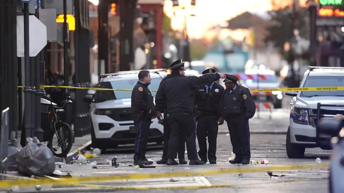 Auto fährt in Menschenmenge in New Orleans: 01.01.2025, USA, New Orleans: Rettungskräfte betreten den Tatort auf der Bourbon Street, nachdem ein Fahrzeug in eine Menschenmenge auf der Canal und Bourbon Street in New Orleans gefahren ist. Foto: Gerald Herbert/AP/dpa +++ dpa-Bildfunk +++