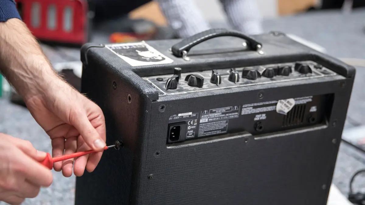 Ein Mann repariert in einem Repair-Cafe einen Gitarrenverstärker: ARCHIV - Elektrogerät kaputt? Im Repair Café kann man es kostenlos reparieren. (zu dpa: «Repair Cafés: Gemeinsam reparieren statt wegwerfen») Foto: Florian Schuh/dpa-tmn - Honorarfrei nur für Bezieher des dpa-Themendienstes +++ dpa-Themendienst +++