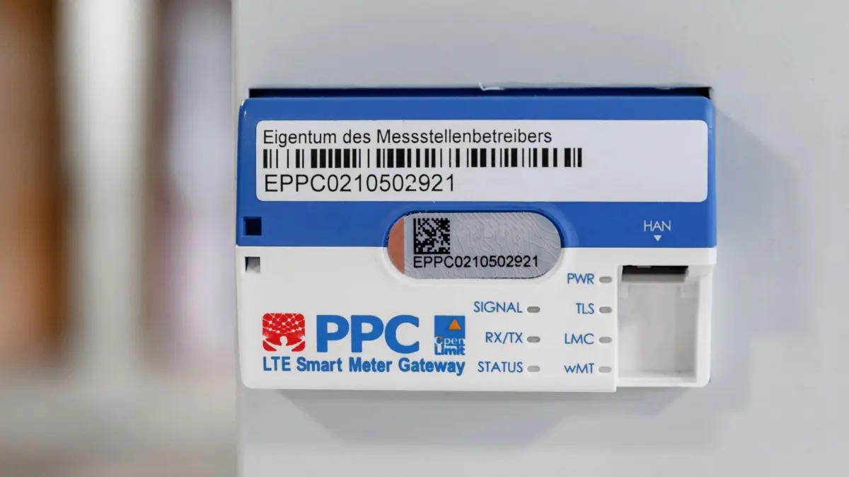 Smart-Meter-Gateway an einem digitalen Stromzähler: ARCHIV - 30.01.2020, Schleswig-Holstein, Henstedt-Ulzburg: Messstellenbetreiber können Haushalte mit hohem Stromverbrauch dazu verpflichten, sich ein Smart Meter installieren zu lassen. (zu dpa: «Digitale Stromzähler finden immer mehr Anklang») Foto: Markus Scholz/dpa/dpa-tmn +++ dpa-Bildfunk +++