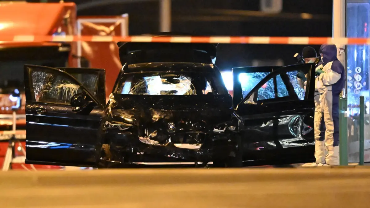 Auto fährt in Menschenmenge auf Magdeburger Weihnachtsmarkt: ARCHIV - 21.12.2024, Sachsen-Anhalt, Magdeburg: Die Spurensicherung arbeitet an einem Auto, mit dem ein Täter in eine Menschenmenge auf dem Weihnachtsmarkt in Magdeburg gefahren sein soll. Auf dem Weihnachtsmarkt in Magdeburg ist ein Autofahrer in eine Menschengruppe gefahren. (zu dpa: «Nach Anschlag: Kritik an Datenaustausch der Polizeibehörden») Foto: Hendrik Schmidt/dpa +++ dpa-Bildfunk +++