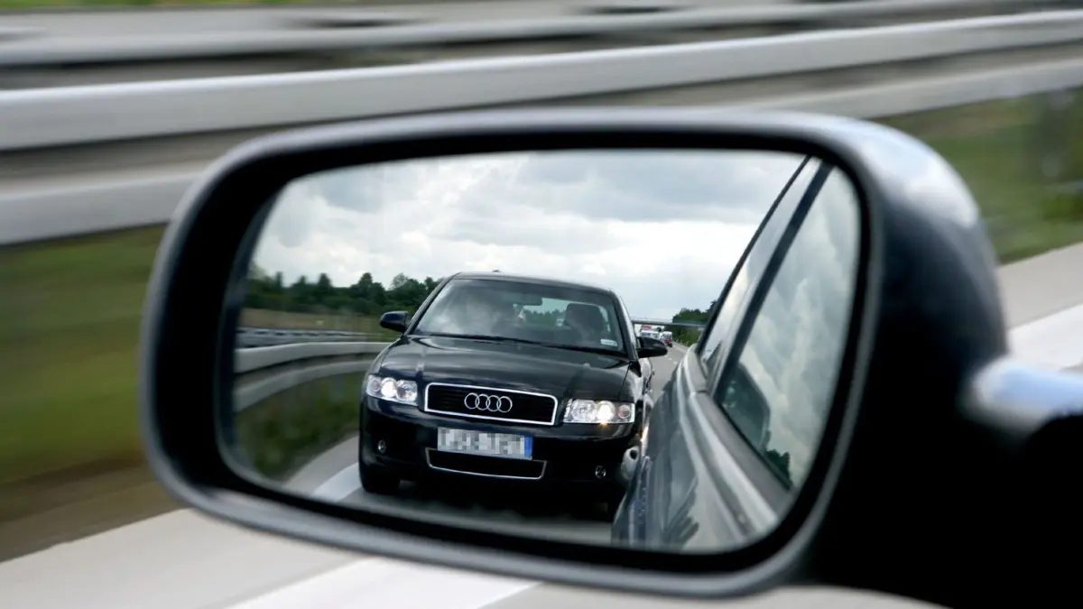 Raser Drängler Verkehr Symbolfoto