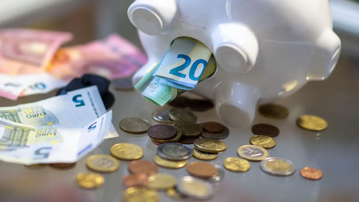 Neue Regierung: „Sparstrumpf“ nicht leeren: ILLUSTRATION - 23.10.2023, Sachsen, Leipzig: Geld steckt im Bauch eines Sparschweins. (zu dpa: «Neue Regierung: «Sparstrumpf» nicht leeren») Foto: Hendrik Schmidt/dpa +++ dpa-Bildfunk +++