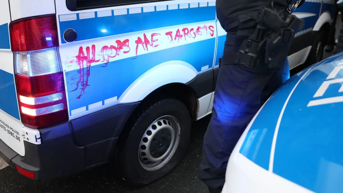 AfD-Parteitag Riesa - Proteste: 11.01.2025, Sachsen, Riesa: „All Cops are Targets“ steht auf einem Polizeifahrzeug mit platten Reifen während einer Demonstration gegen den Bundesparteitag der AfD. Die Demonstranten hatten bei mehreren Mannschaftswagen die Ventile herausgeschraubt. Auf dem Parteitag soll das Bundestagswahlprogramm verabschiedet und die Co-Vorsitzende Weidel als Kanzlerkandidatin aufgestellt werden. Foto: Jan Woitas/dpa +++ dpa-Bildfunk +++