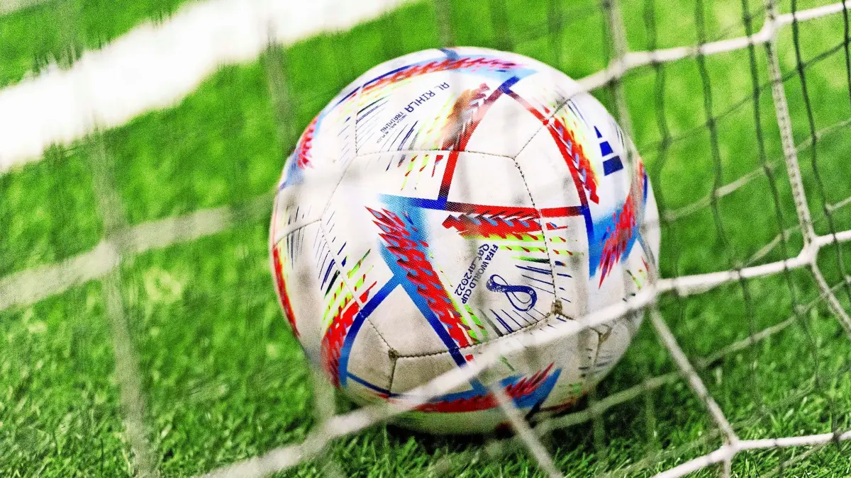 Fussball auf Kunstrasen hinter Netz - Symbolbild, Symbolfoto / 39. Sindelfinger Hallenfussball-Gala, Glaspalast Sindelfingen am 22.12.2023, GER, BBKZ Foto: Eibner/Sandy Dinkelacker