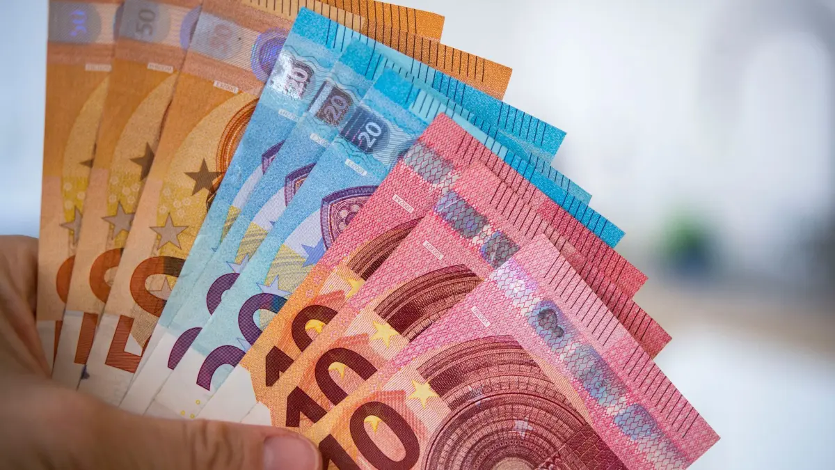 Geldscheine: ARCHIV - 04.12.2018, Sachsen, Dresden: ILLUSTRATION - Eine Frau hält Banknoten von 10, 20 und 50 Euro gefächert in der Hand. (zu dpa: «Private Haushalte so reich wie nie: über neun Billionen Euro») Foto: Monika Skolimowska/dpa-Zentralbild/dpa +++ dpa-Bildfunk +++
