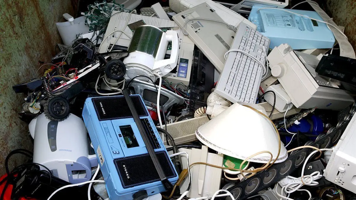 Recyclingcenter im Kreis Freudenstadt: Recycling - Hof Cornelia Feldhoff Horb 3.12.2004. Bild: Kuball