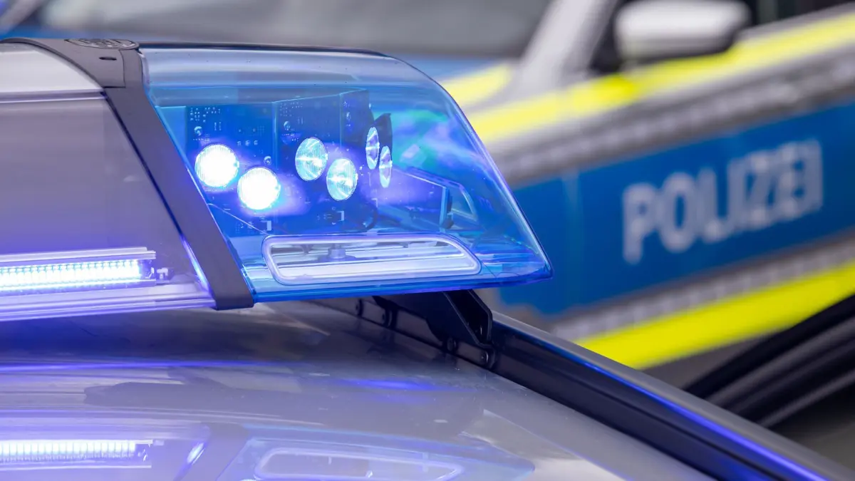 ARCHIV - 04.08.2021, Bayern, Nürnberg: SYMBOLFOTO - Ein Blaulicht auf dem Dach eines Polizeifahrzeugs. (zu dpa: «SEK-Einsatz wegen Sexualdelikts - Verdächtiger festgenommen») Foto: Daniel Karmann/dpa +++ dpa-Bildfunk +++