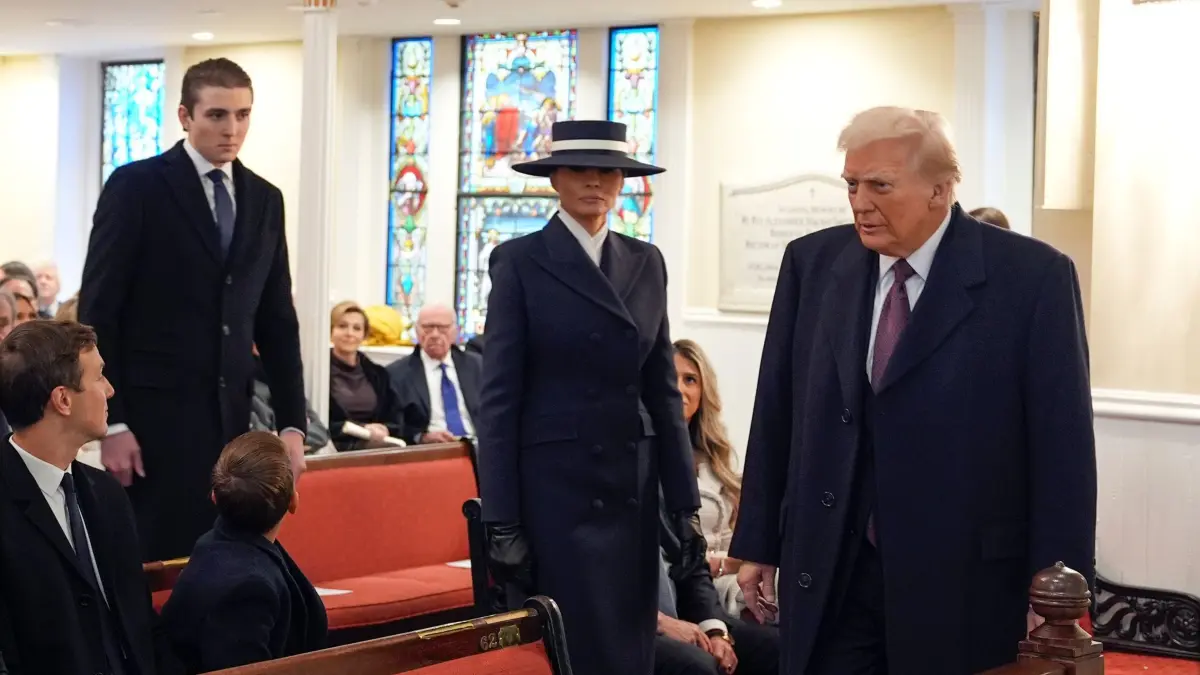 Amtseinführung Trump: 20.01.2025, USA, Washington: Der designierte Präsident Donald Trump, Melania Trump und Barron Trump kommen vor der Amtseinführung des Präsidenten zu einem Gottesdienst in der St. John's Church. Foto: Evan Vucci/AP/dpa +++ dpa-Bildfunk +++