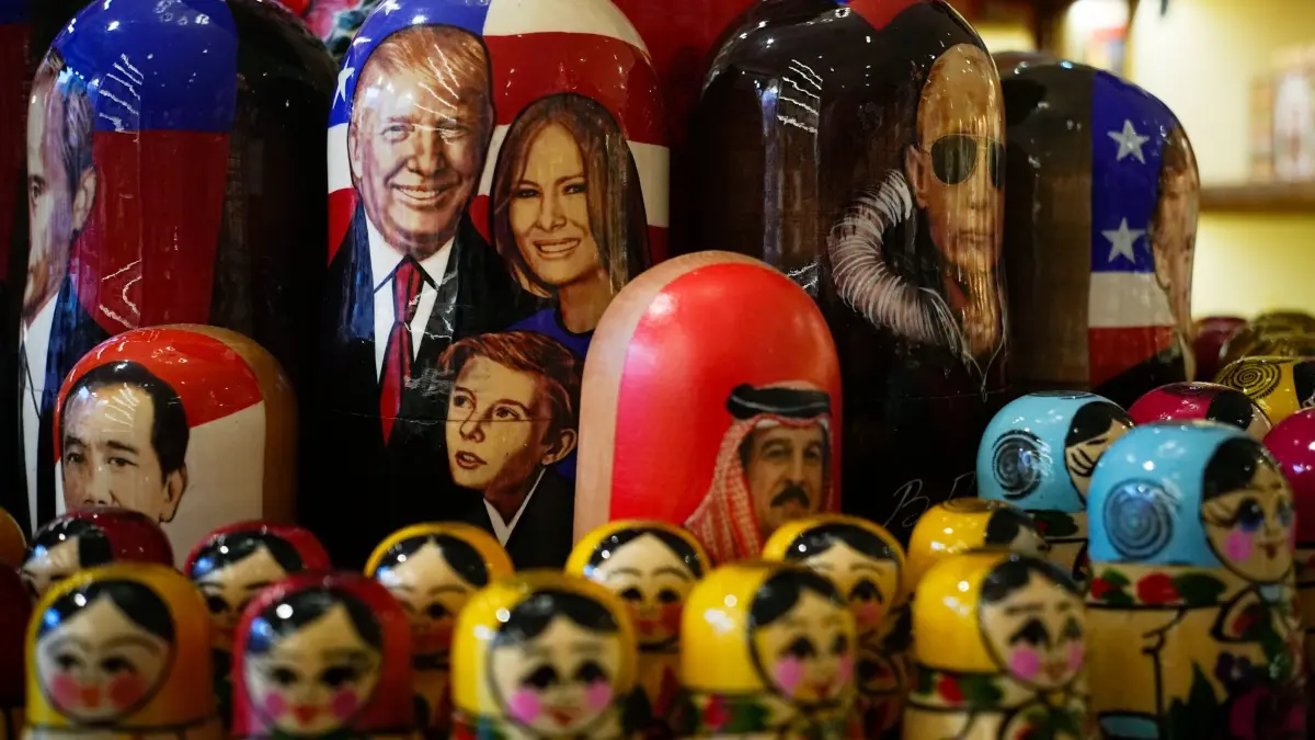 Vor Amtseinführung Trump - Souvenirs: 20.01.2025, Russland, Moskau: Traditionelle russische Holzpuppen, genannt Matrjoschka, die den russischen Präsidenten Wladimir Putin, den designierten US-Präsidenten Donald Trump, Melania Trump und Barron Trump darstellen, werden in einem Souvenirladen angeboten. Foto: Pavel Bednyakov/AP/dpa +++ dpa-Bildfunk +++