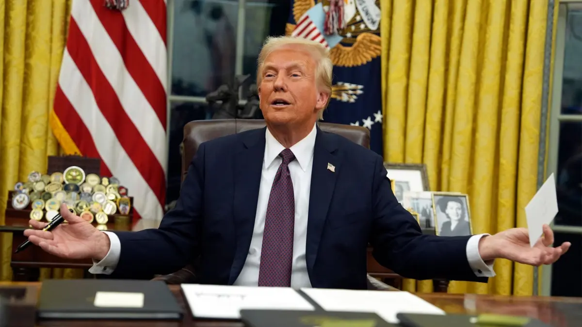 Amtseinführung Trump: 20.01.2025, USA, Washington: US-Präsident Donald Trump hält den Brief hoch, den der ehemalige US-Präsident Biden für ihn im Schreibtisch hinterlassen hat, während er im Oval Office des Weißen Hauses Anordnungen unterzeichnet. Foto: Evan Vucci/AP/dpa +++ dpa-Bildfunk +++