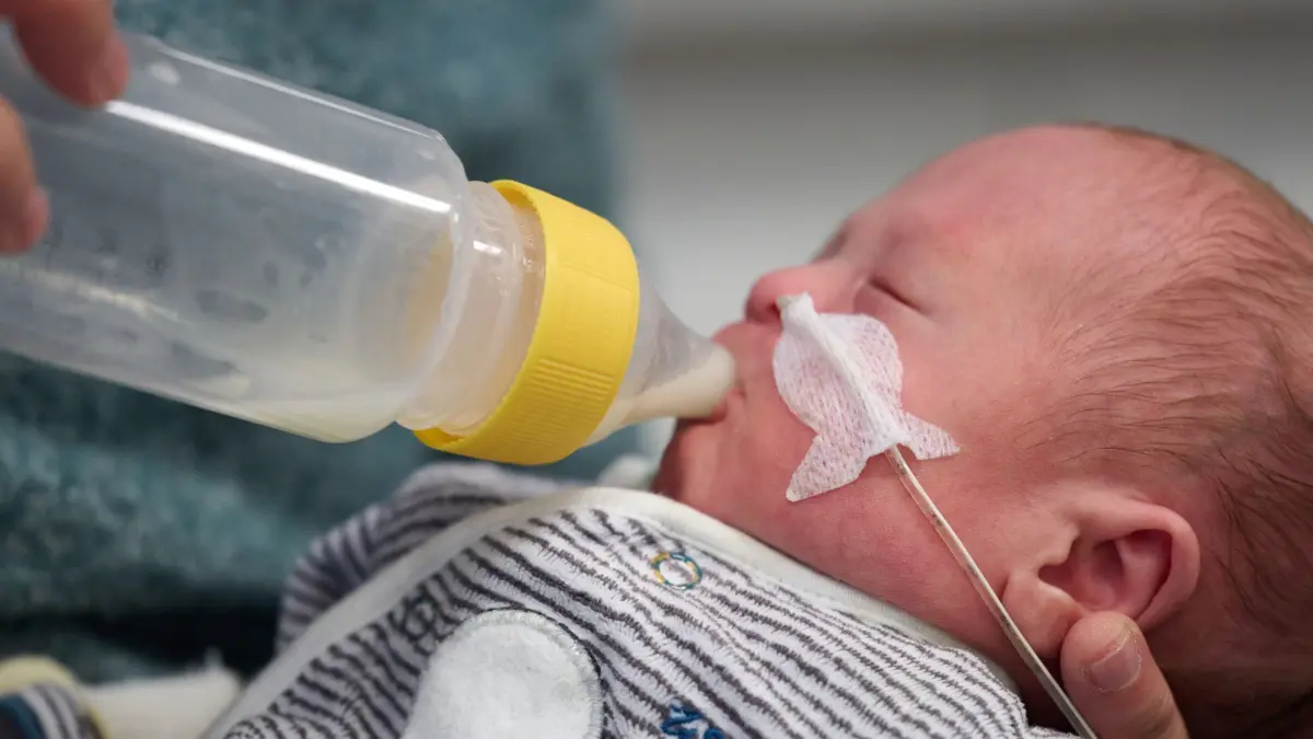 Gespendete Muttermilch in der Kinderklinik: PRODUKTION - 16.01.2025, Nordrhein-Westfalen, Dortmund: Der drei Monate alte Jonathan wird in der Klinik für Kinder- und Jugendmedizin am Uniklinikum Dortmund von seiner Mutter Fonny Wilde mit Spendermilch aus der Flasche gefüttert. Gespendete Muttermilch kann Frühchen oder kranke Säuglinge stärken, schützen oder gar lebensrettend für sie sein - wenn deren eigene Mutter aus unterschiedlichen Gründen nicht stillen kann. Bundesweit gibt es rund 50 Spenderbanken, laut Experten reicht das nicht. Das Dortmunder Angebot gehört zu den frühen, war das erste in NRW. (zu dpa: «Muttermilch als rettende Spende für Frühchen») Foto: Bernd Thissen/dpa +++ dpa-Bildfunk +++