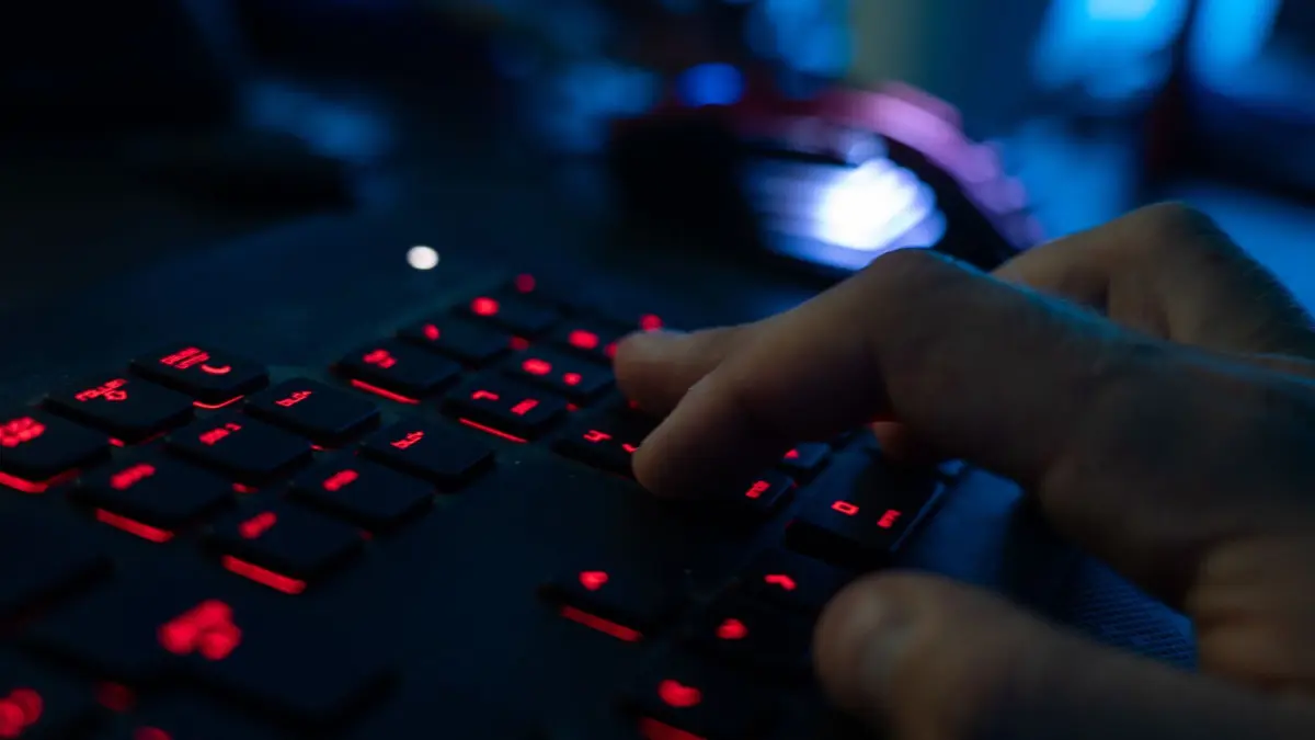 ARCHIV - 29.04.2020, Bayern, Ebing: Ein Mann sitzt am Rechner und tippt auf einer Tastatur. (Symbolbild) (zu dpa: «LKA: Mehrere Schulen von Cyberangriff betroffen») Foto: Nicolas Armer/dpa +++ dpa-Bildfunk +++