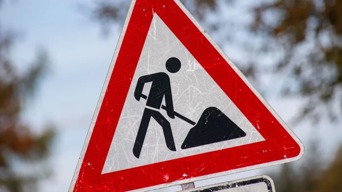 02.11.2023, Mecklenburg-Vorpommern, Sauzin: Ein zerkratztes Schild Gefahrzeichen Arbeitsstelle (Zeichen 123) mit dem Piktogramm eines Bauarbeiters zur Beschilderung einer Baustelle steht in der Gemeinde Sauzin auf der Insel Usedom. Foto: Stefan Sauer/dpa +++ dpa-Bildfunk +++