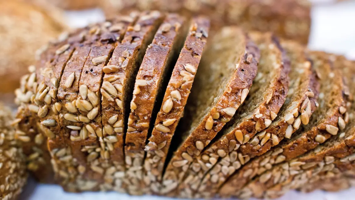 In Scheiben geschnittenes Vollkornbrot: ARCHIV - Vier der 20 untersuchten Roggenvollkornbrote fielen bei der «Öko-Test» auf Grund unerwünschter Inhaltsstoffe durch. (zu dpa: ««Öko-Test»: Roggen-Vollkornbrot reicht von top bis belastet») Foto: Patrick Pleul/dpa/dpa-mag - Honorarfrei nur für Bezieher des Dienstes dpa-Magazin +++ dpa-Magazin +++