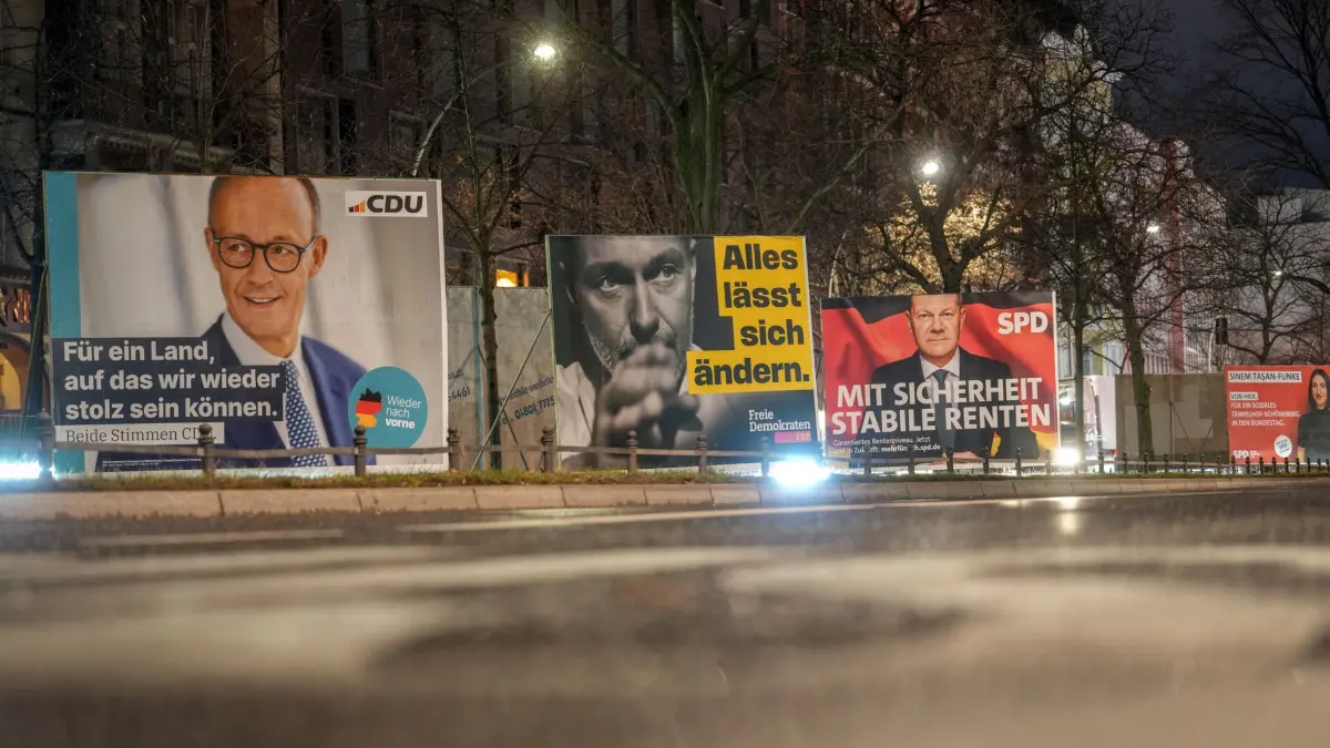 Wahlplakate in Berlin beschädigt: ARCHIV - 27.01.2025, Berlin: Großflächige Wahlplakate zeigen den CDU-Vorsitzenden und Kanzlerkandidaten der Unions-Bundestagsfraktion, Merz, den FDP-Vorsitzenden, Lindner, und den Bundeskanzler und Spitzenkandidaten der SPD, Scholz, am frühen Morgen an einer Straße in Schöneberg. (zu dpa: «Wahlplakate und Parteibüros beschädigt») Foto: Kay Nietfeld/dpa +++ dpa-Bildfunk +++