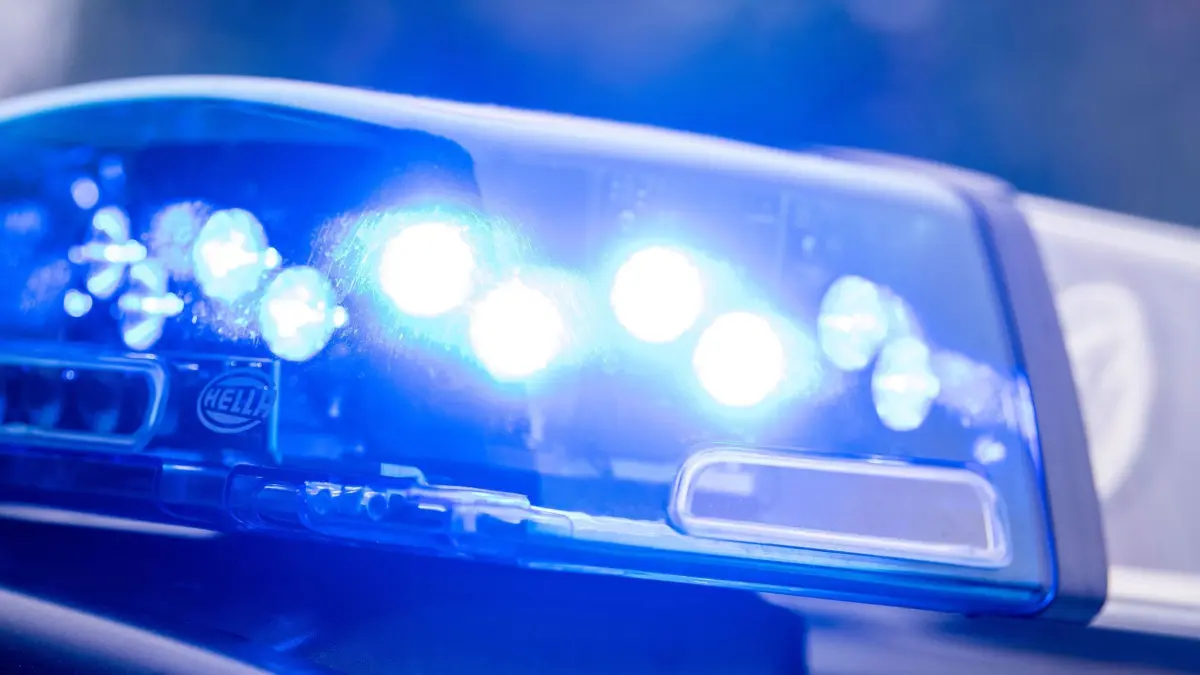 ARCHIV - 15.05.2019, Bayern, Dachau: Gegen den Jugendlichen und seinen Vater, dem das Auto gehört, ermittelt die Polizei. (Symbolbild) (zu dpa: «15-Jähriger im Auto des Vaters am Steuer erwischt») Foto: Lino Mirgeler/dpa +++ dpa-Bildfunk +++