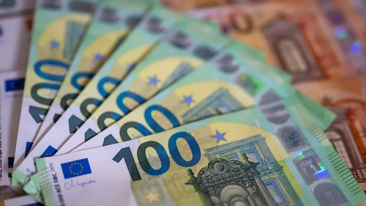 Geldscheine mit dem Wert von 100 und 50 Euro liegen auf einem Tisch. Der deutsche Staat hat im ersten Halbjahr 2023 deutlich mehr Geld ausgegeben als eingenommen. (zu dpa: «Deutscher Staat im ersten Halbjahr im Minus») +++ dpa-Bildfunk +++