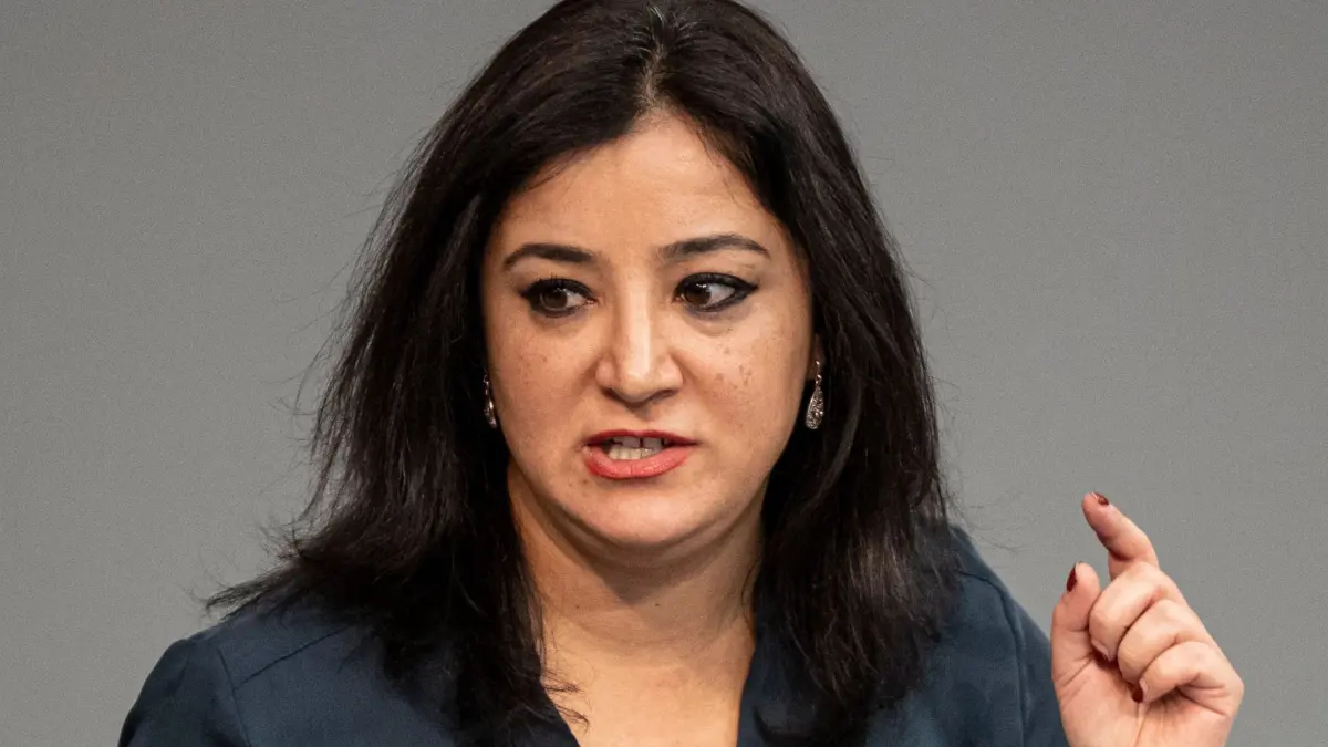 ARCHIV - 16.01.2020, Berlin: Gökay Akbulut (Die Linke), Mitglied des Deutschen Bundestags, spricht zum Tagesordnungspunkt «Finanzielle Lasten der Migrationspolitik». Die Linke-Bundestagsabgeordnete Gökay Akbulut ist in der Türkei kurzzeitig festgenommen worden. Foto: Fabian Sommer/dpa +++ dpa-Bildfunk +++