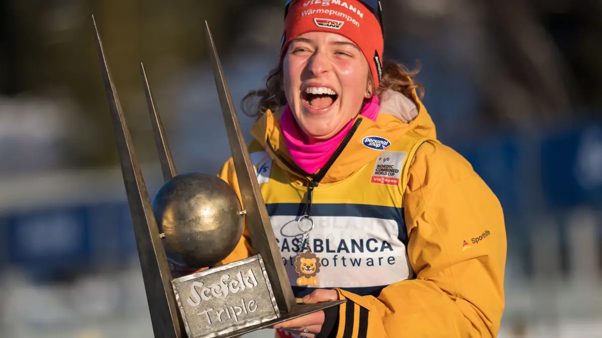 Strahlte in Seefeld mit der Sonne um die Wette: Nathalie Armbruster (SV-SZ Kniebis), die den Pokal bei der Siegerehrung in ihren Händen hält.