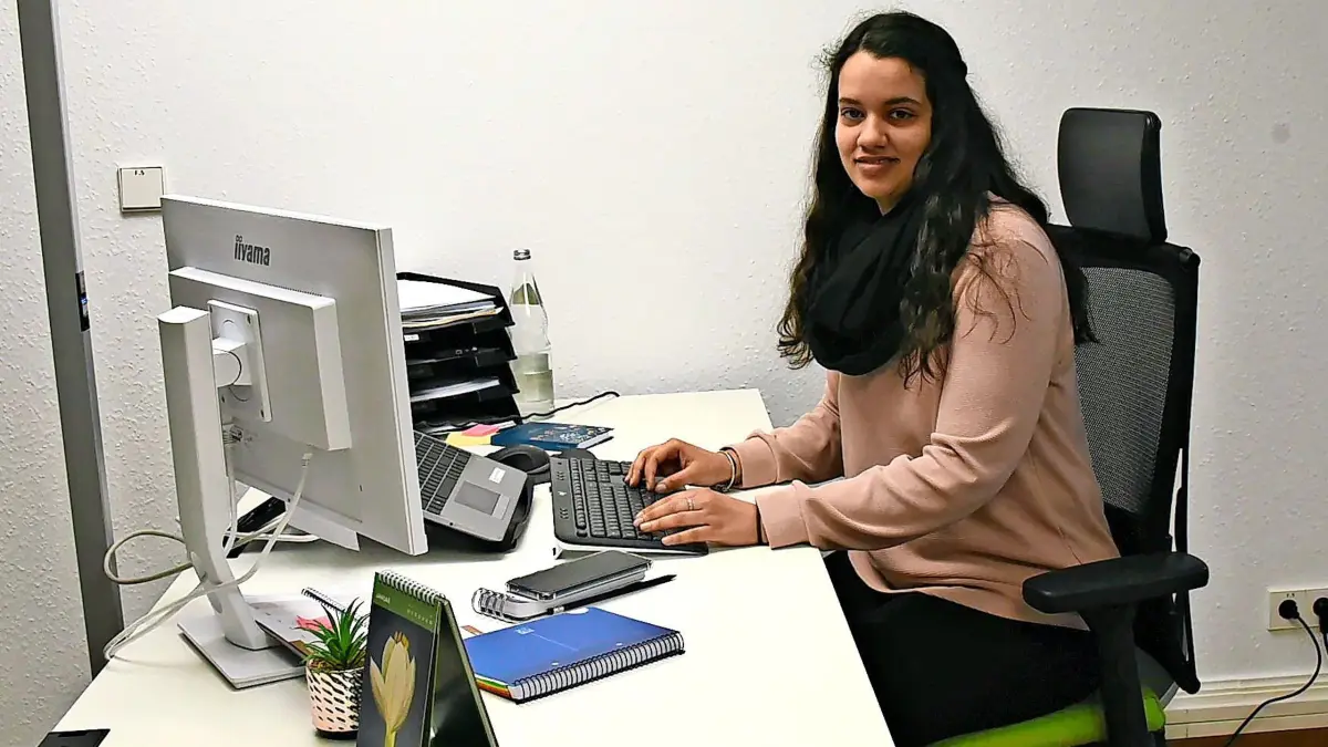 Samira Bensmail an ihrem neuen Arbeitsplatz in der Gemeindeverwaltung in Mönchweiler.