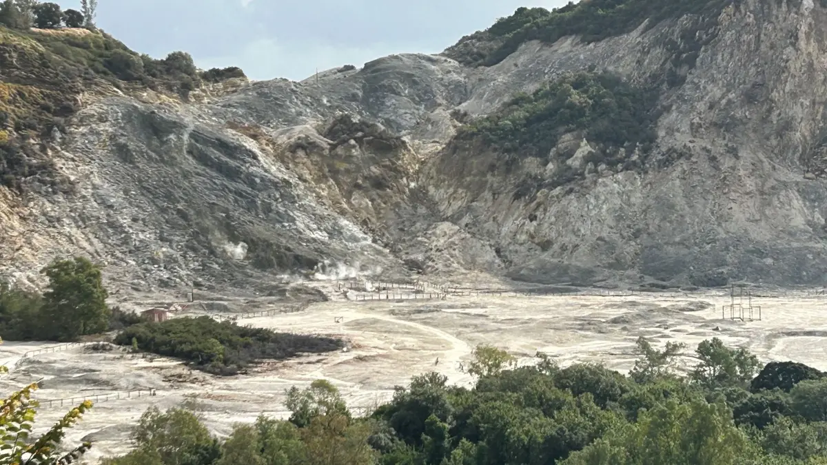 Phlegräische Felder: ARCHIV - 03.11.2023, Italien, Pozzuoli: Das Vulkanfeld Solfatara in der Kleinstadt Pozzuoli im Westen der italienischen Millionenmetropole Neapel. Das Gebiet gehört zum Supervulkan der Phlegräischen Felder. (zu dpa: «Erdbeben unweit von Supervulkan bei Neapel») Foto: Christoph Sator/dpa +++ dpa-Bildfunk +++