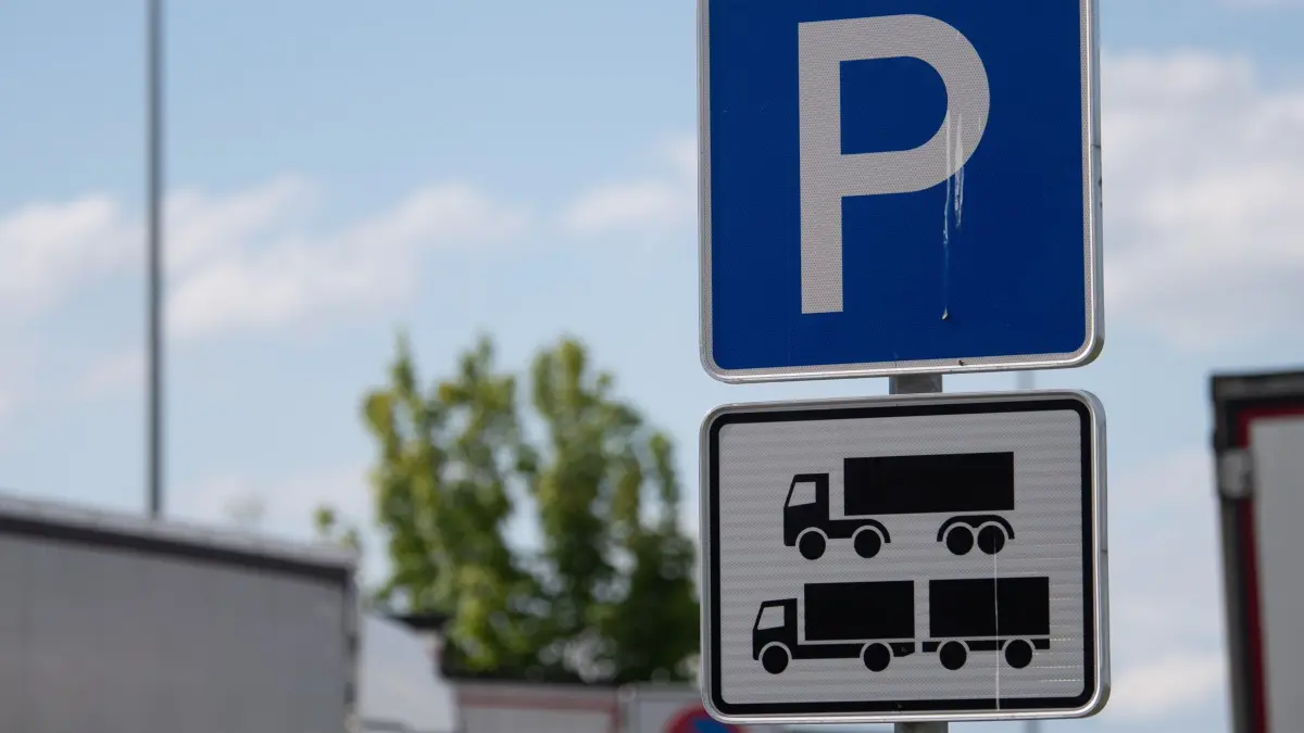 ADAC kritisiert WCs auf Rastplätzen: ARCHIV - 02.05.2021, Rheinland-Pfalz, Worms: Ein Schild weist auf einer Rastanlage an der Autobahn 61 auf einen Parkplatz hin. (zu dpa: «Weniger Straftaten an Hessens Autobahnrastanlagen») Foto: Sebastian Gollnow/dpa +++ dpa-Bildfunk +++