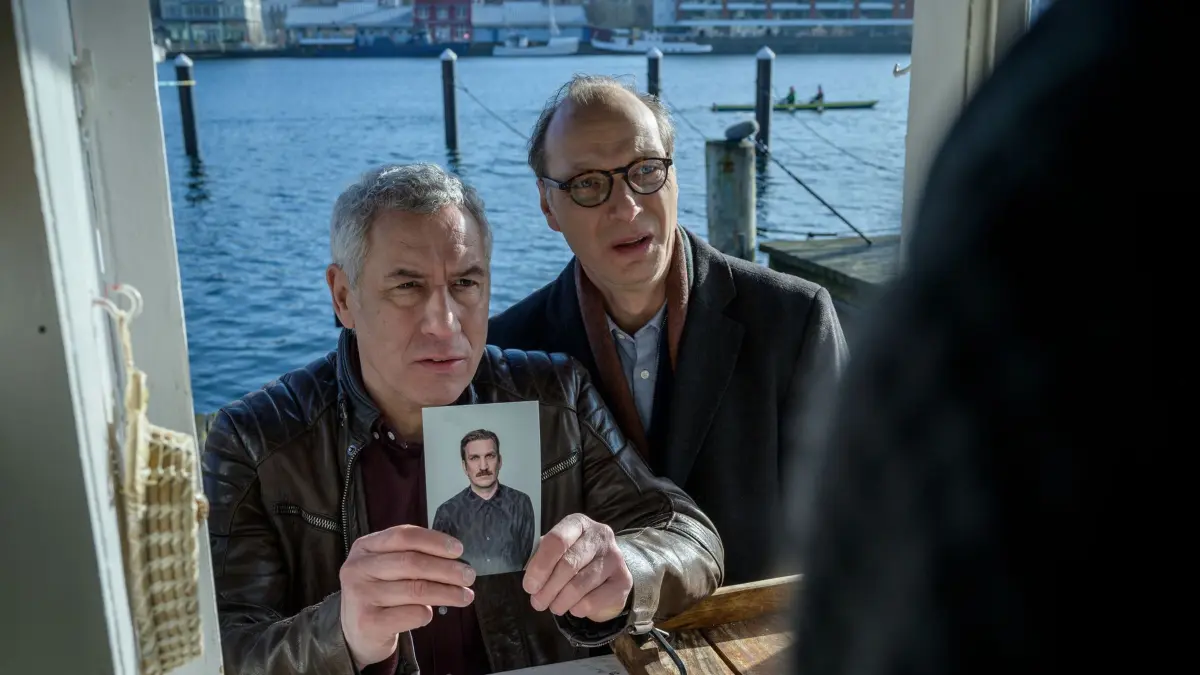 Die Kommissare Matthias Hamm (Ralph Herforth, l.) und Arne Brauner (Martin Brambach, r.) überprüfen das Alibi des Verdächtigten.