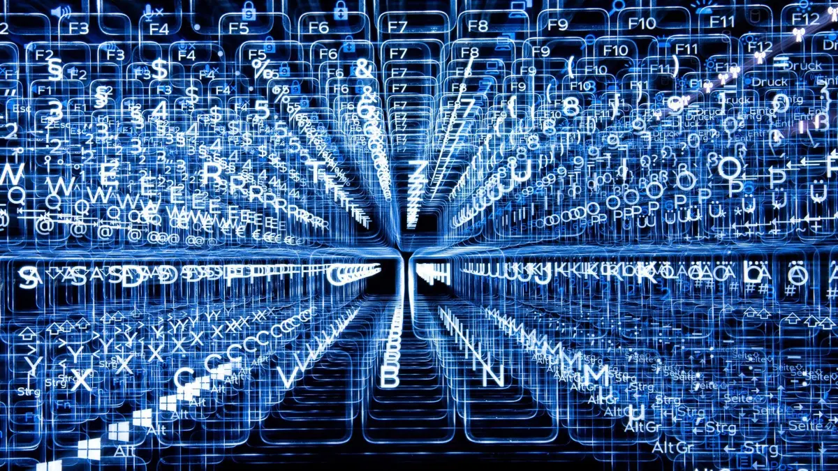 Illustration Cyberkriminalität: ARCHIV - 11.01.2019, NA, Stuttgart: Tasten einer beleuchteten Tastatur (Aufnahme mit Zoomeffekt). (zu dpa: «Landkreis: LUP-Kliniken von Cyberangriff betroffen») Foto: Sebastian Gollnow/dpa +++ dpa-Bildfunk +++