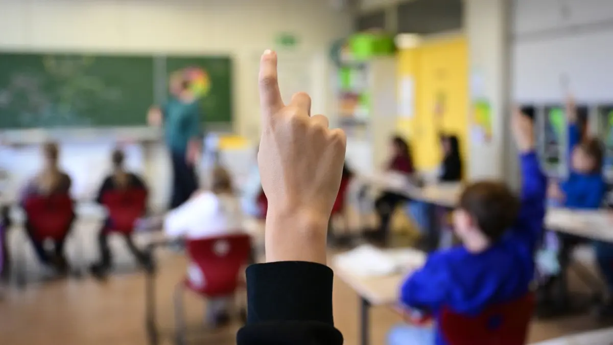 Lehrkräfte an Schulen: ARCHIV - 15.11.2023, Baden-Württemberg, Stuttgart: Schüler melden sich in einer vierten Klasse in einer Grundschule. (zu dpa: «Klimaaktivistin Poettinger darf kein Referendariat machen») Foto: Bernd Weißbrod/dpa +++ dpa-Bildfunk +++