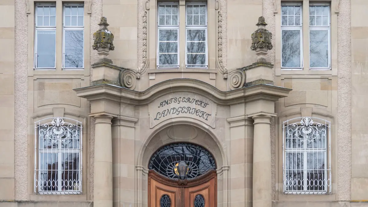 18.02.2025, Baden-Württemberg, Rottweil: Der Schriftzug «Amtsgericht Landgericht» ist über dem Haupteingang des Gerichtsgebäudes zu sehen. Ein 57-jähriger Waffenhändler muss sich seit 18.02.2025 verantworten, weil er 2024 zwei funktionsfähige Sturmgewehre verkauft haben soll. Im selben Jahr soll er außerdem mehrere verbotene Waffen, Waffenteile und Pyrotechnik besessen haben. Foto: Silas Stein/dpa +++ dpa-Bildfunk +++