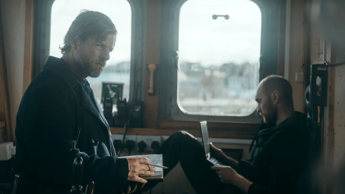ARD Degeto MORDLICHTER - TOD AUF DEN FÄRÖER INSELN, "The Dead From The Sea", am Samstag (29.03.25) um 20:15 Uhr und um 02:00 Uhr im ERSTEN, online first ab Donnerstag (27.03.25) in der ARD MEDIATHEK
Wenn sie auf hoher See Wale schützen, bereiten sich Harms (Henning Baum, li.) und Tony (Cailum Carragher, re.) auf die nächste Fahrt vor.
© ARD Degeto Film/Amalia Film GmbH/Aidan Monaghan, honorarfrei - Verwendung gemäß der AGB im engen inhaltlichen, redaktionellen Zusammenhang mit genannter Degeto-Sendung und bei Nennung "Bild: ARD Degeto Film/Amalia Film GmbH/Aidan Monaghan" (S2+). ARD Degeto/Programmplanung und Presse, Tel: 069/1509-335, degeto-presse@degeto.de
