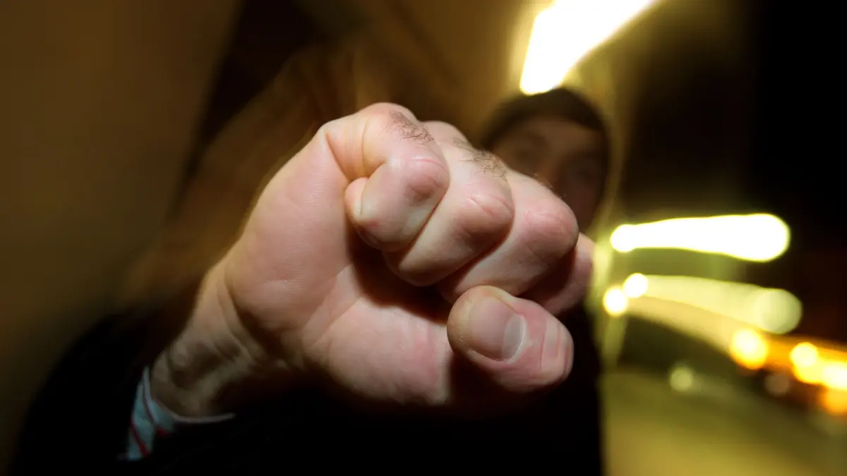 Symbolbild körperlicher Angriff: ARCHIV - 10.01.2008, Bayern, Kaufbeuren: ARCHIV - ILLUSTRATION - Ein junger Mann hebt seine geballte Faust. (zu dpa: ««Man wird vorsichtiger» - rauer Wahlkampf mit Attacken») Foto: Karl-Josef Hildenbrand/dpa +++ dpa-Bildfunk +++