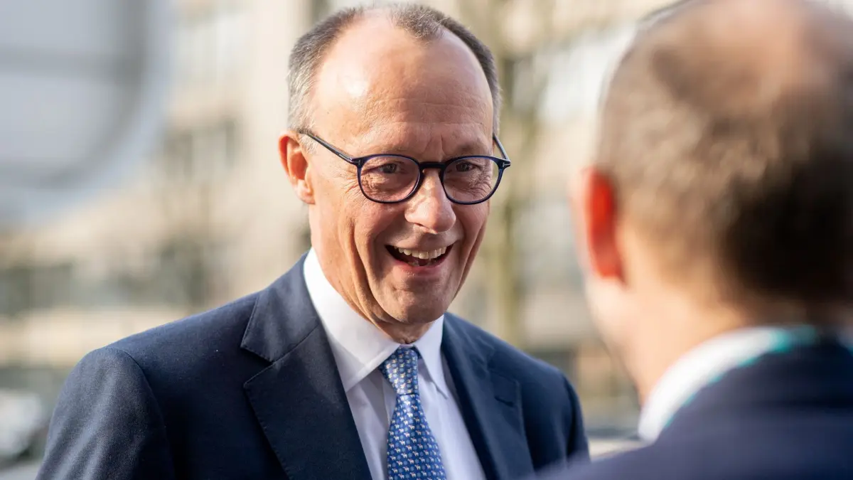 Unions-Kanzlerkandidat Merz besucht OHB in Bremen: 20.02.2025, Bremen: Friedrich Merz, Bundesvorsitzender der CDU und Kanzlerkandidat seiner Partei für die Bundestagswahl am 23.02.2025, lacht bei einem Besuch des Raumfahrt- und Technologiekonzerns OHB. Foto: Hauke-Christian Dittrich/dpa +++ dpa-Bildfunk +++
