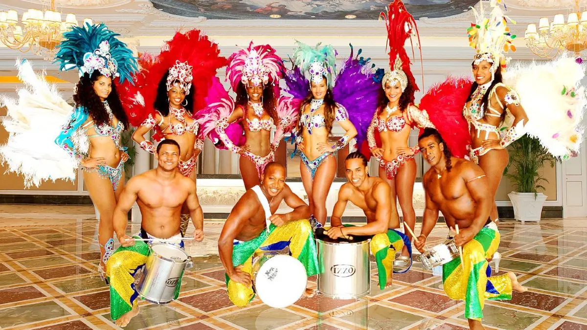 Tänzerinnen und Capoeira-Tänzer der „Brazilian Samba Group“, werden täglich mit vier energiegeladenen Shows im Tropical Islands auftreten / Show Brazilian Samba Group_02.jpg