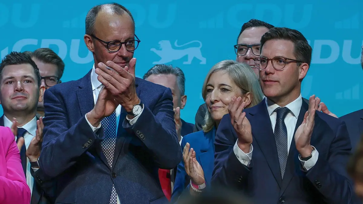 25.01.2025, Baden-Württemberg, Künzelsau: Friedrich Merz I(M), Bundesvorsitzender der CDU und Kanzlerkandidat der Union, klatscht nach seiner Rede zusammen mit Bundestagsabgeordnete Christian Stumpp (l-r), Landtagsabgeordneter Tobias Vogt, Generalsekretärin Nina Warken (CDU BW) und Landesvorsitzender Manuel Hagel auf dem Neujahrsempfang der CDU Künzelsau. Foto: Daniel Löb/dpa +++ dpa-Bildfunk +++