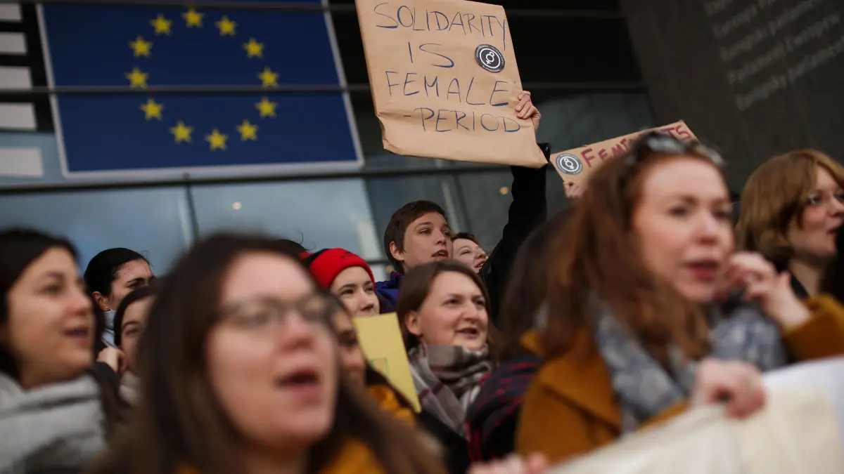 08.03.2019, Belgien, Brüssel: Aktivistinnen nehmen am Internationalen Frauentag an einem Protest vor dem Europäischen Parlament teil. Am 8. März wird in vielen Ländern weltweit der Internationale Frauentag gefeiert. Vielerorts wird für die Gleichberechtigung und gegen Gewalt gegen Frauen demonstriert. Foto: Francisco Seco/AP/dpa +++ dpa-Bildfunk +++