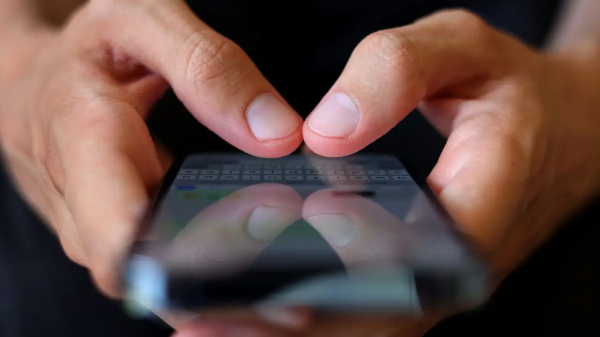 ARCHIV - 06.07.2022, Bayern, Augsburg: ILLSUTARTION - Ein Jugendlicher tippt auf einem Smartphone eine WhatsApp Nachricht. Zu viel Stress, zu viel Geld ausgegeben, zu viel am Handy - das wollen die Deutschen laut einer Umfrage für die DAK-Gesundheit im neuen Jahr ändern.
Viele Leute nehmen sich vor, weniger Zeit mit dem Handy zu verbringen. (zu dpa: «Vorsätze in den Alltag einbauen») Foto: Karl-Josef Hildenbrand/dpa - Honorarfrei nur für Bezieher des Dienstes dpa-Nachrichten für Kinder +++ dpa-Nachrichten für Kinder +++