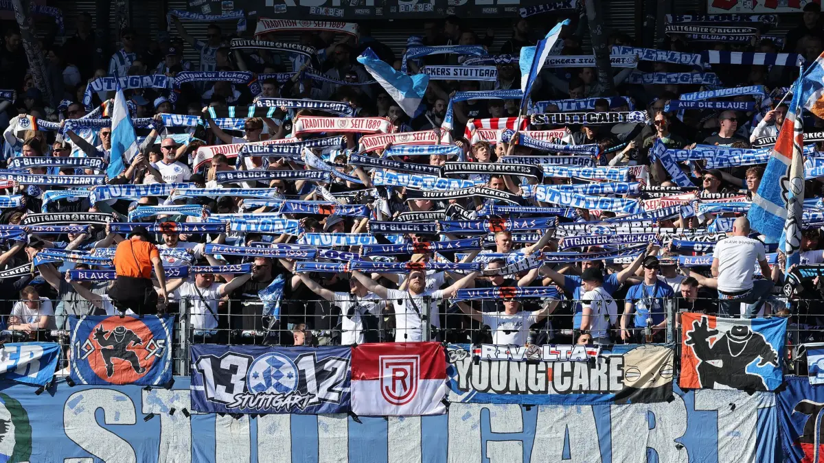 BAU // Stuttgart , Fußball Regionalliga , Stuttgarter Kickers vs. 1. Göppinger SV , Fans der Stuttgarter Kickers im B-Block
