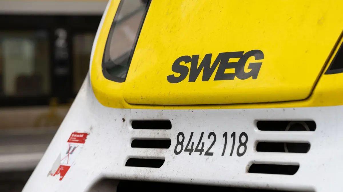 Zug des Bahnunternehmens SWEG: ARCHIV - 12.01.2023, Baden-Württemberg, Stuttgart: Ein Zug des Bahnunternehmens SWEG steht auf einem Gleis des Stuttgarter Hauptbahnhofs. (zu dpa: «Regionalexpress verliert Tür während der Fahrt») Foto: Marijan Murat/dpa +++ dpa-Bildfunk +++