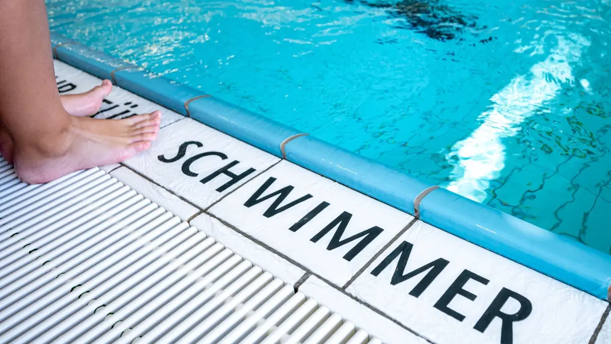 „Schwimmer“-Bereich in einem Hallenbad: ARCHIV - Angst vor dem Wasser? In Schwimmkursen für Erwachsene ist es der erste Schritt, die abzubauen. (zu dpa: «Kann ich als Erwachsener noch schwimmen lernen?») Foto: Fabian Sommer/dpa/dpa-tmn - Honorarfrei nur für Bezieher des dpa-Themendienstes +++ dpa-Themendienst +++