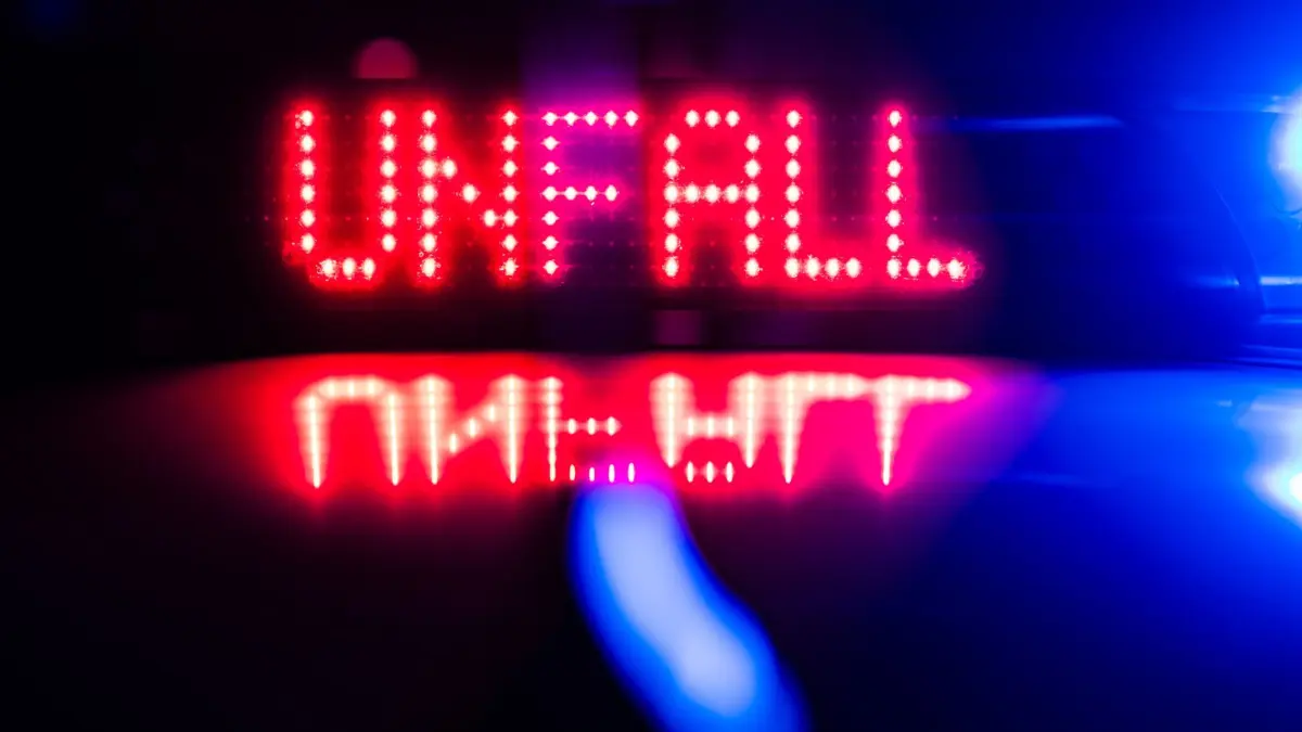 ARCHIV - 18.01.2024, Sachsen, Dresden: Ein LED-Schild auf dem Dach eines Polizeiwagens zeigt das Wort «Unfall» an. (zu dpa: «Drei Verletzte bei zwei Unfällen in Seeheim-Jugenheim») Foto: Robert Michael/dpa +++ dpa-Bildfunk +++